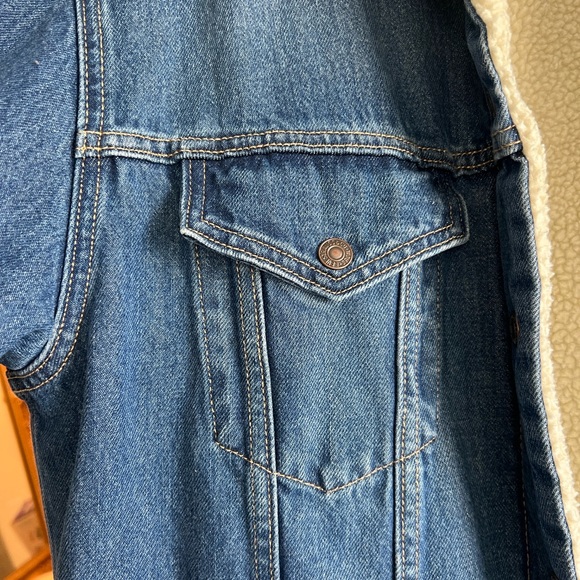 Levi's Classic Blue Denim Coat with Sherpa Lining NEVER WORN - Picture 6 of 7